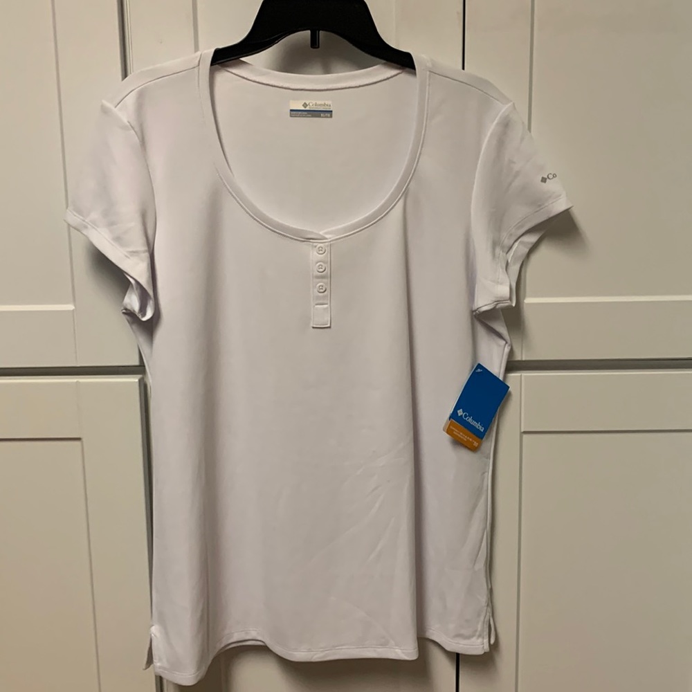 Columbia XL OmniShade 50 Scoop neck tee. NWT. 3 button detail front w/side slits